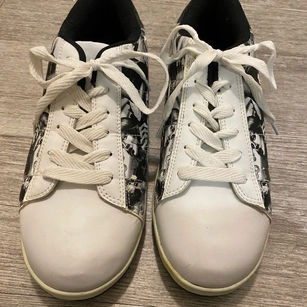 Gala Air black & white sports sneakers size 9 with sports graphic on the…